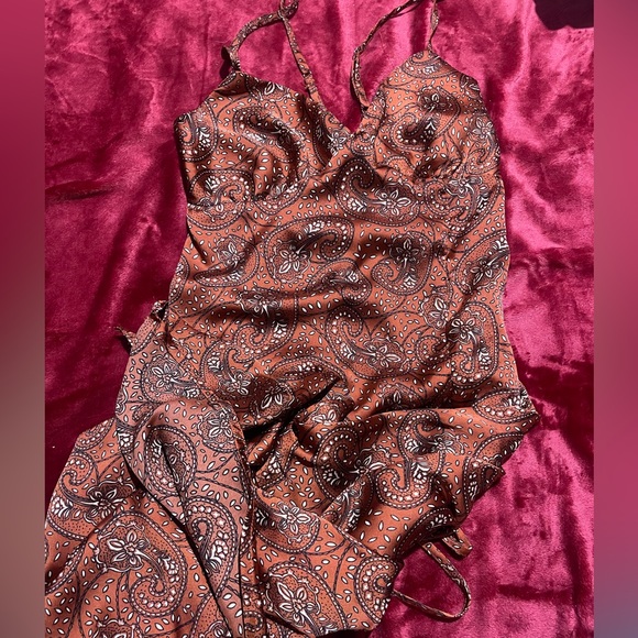 Dresses & Skirts - Beautiful midi split thigh satin dress